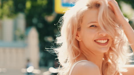 mujer con cabello rubio al aire libre