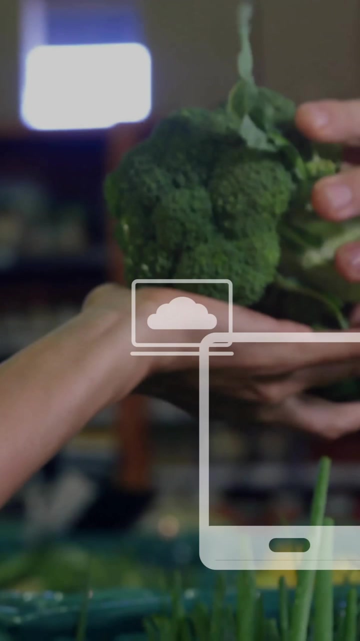 Persona che tiene in mano i broccoli in un supermercato con sovrapposizione di animazione di analisi dati