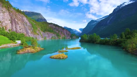 el lago lovatnet es una naturaleza hermosa de noruega.