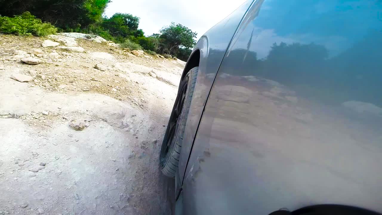 시골 쪽 슬로우 모션 60fps를 통해 오프로드 여행에서 지프에 장착된 카메라의 보기