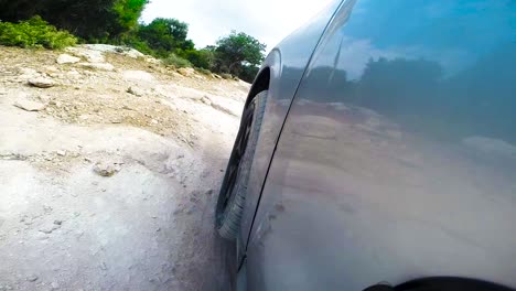 la vista desde la cámara montada en el jeep en un viaje por carretera a través del campo a cámara lenta 60 fps