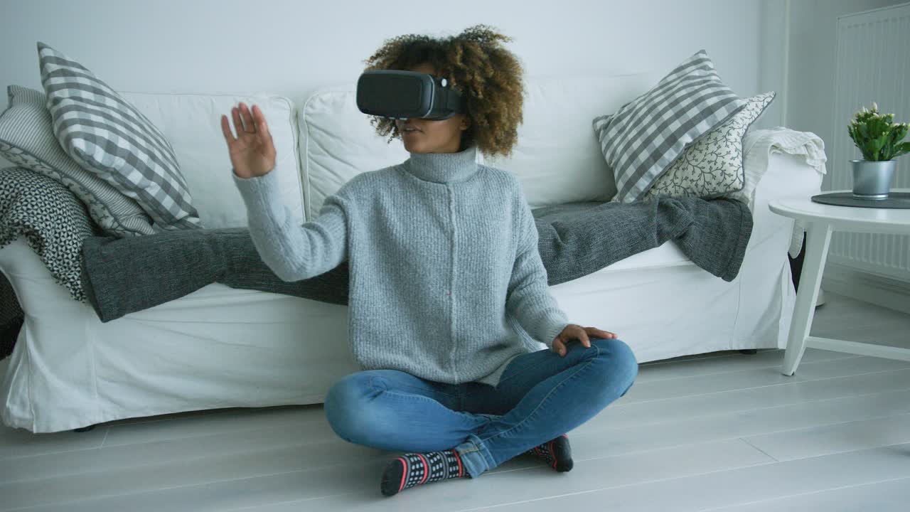 wanita menikmati kacamata vr