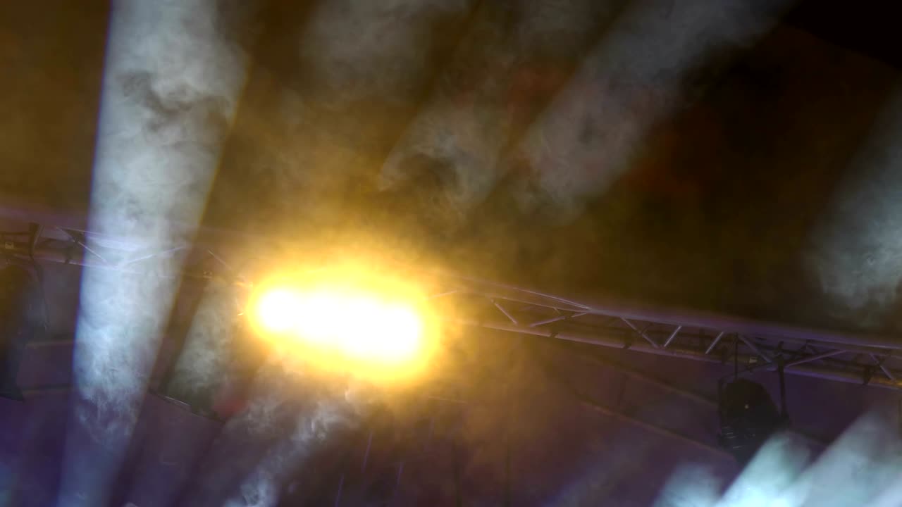 fondo abstracto de escenario de concierto iluminado led luz con humo. luces del estadio - reflectores