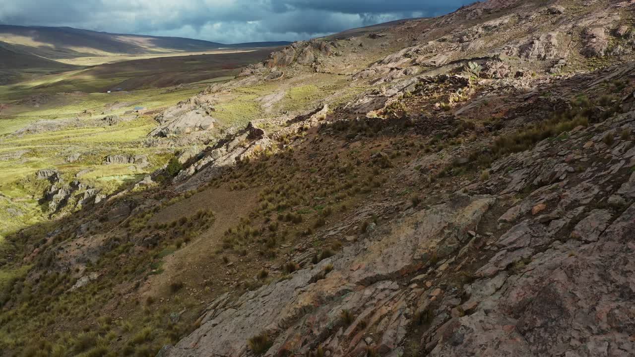 volando sobre el increíble paisaje montañoso de las montañas de los andes en bolivia