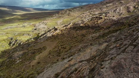 Flug-über-Die-Unglaubliche-Berglandschaft-Der-Anden-In-Bolivien