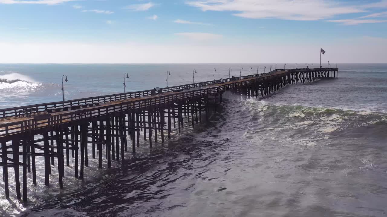 큰 겨울 폭풍 동안 벤추라 캘리포니아의 캘리포니아 부두 위로 굴러오는 거대한 파도 위의 공중은 지구 온난화와 해수면 상승 또는 쓰나미 3을 암시합니다.