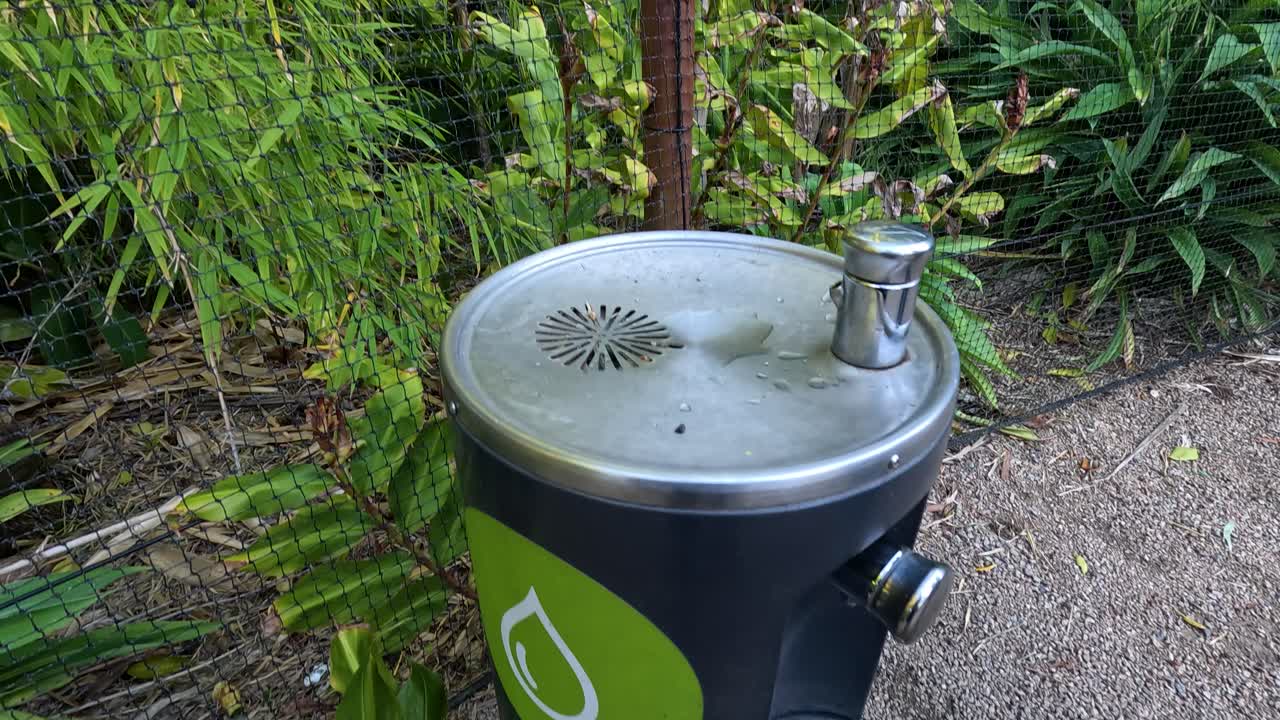 persona opera una fuente de agua en melbourne