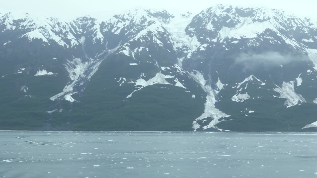 알래스카의 산입니다.