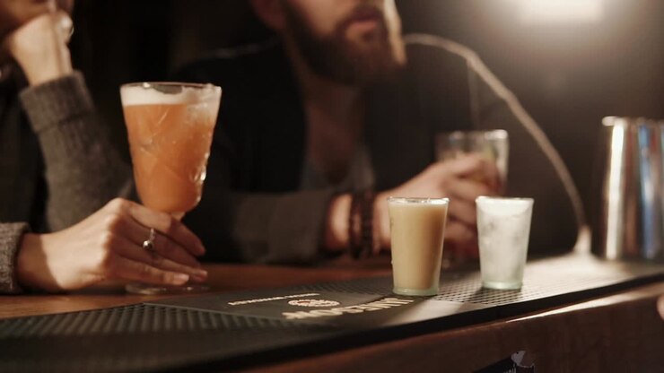 amici che si godono un drink in un bar
