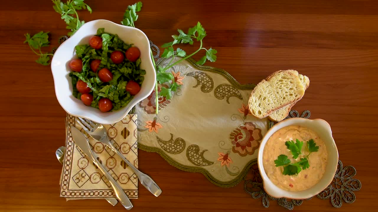 cocina mediterránea saludable, concepto de tres platos para el almuerzo o la cena