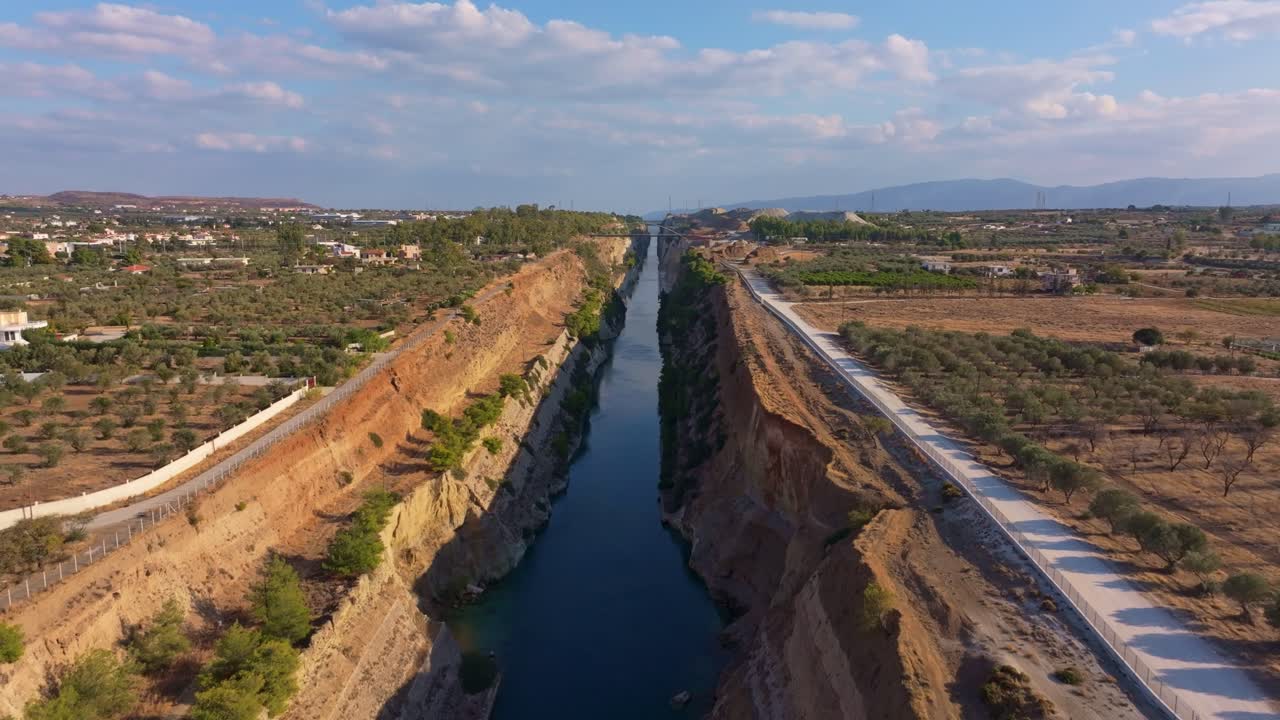 Vista aerea di un canale turchese che attraversa un terreno roccioso, Grecia
