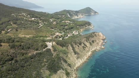 isla de elba en la costa mediterránea de italia imágenes aéreas de la playa con aguas azul turquesa, vuelo con drone turismo europeo portoferrario