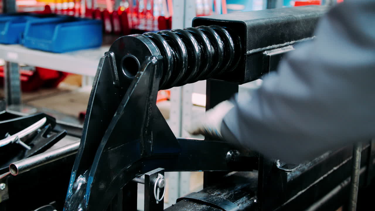 trabajador que gestiona la máquina de bobinado de muelles en la fábrica. equipo industrial