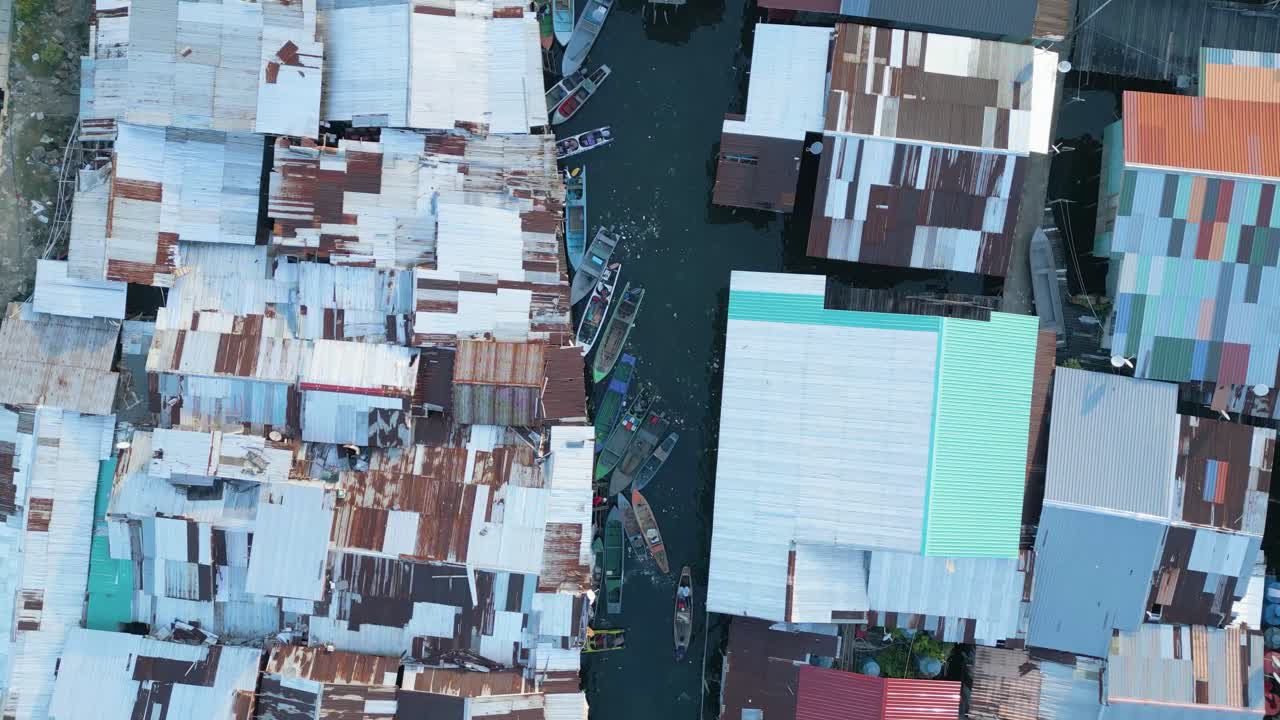 말레이시아 사바  ⁇ 포르나 바자우 라우트 지역 사회 위의 조류 눈 사진