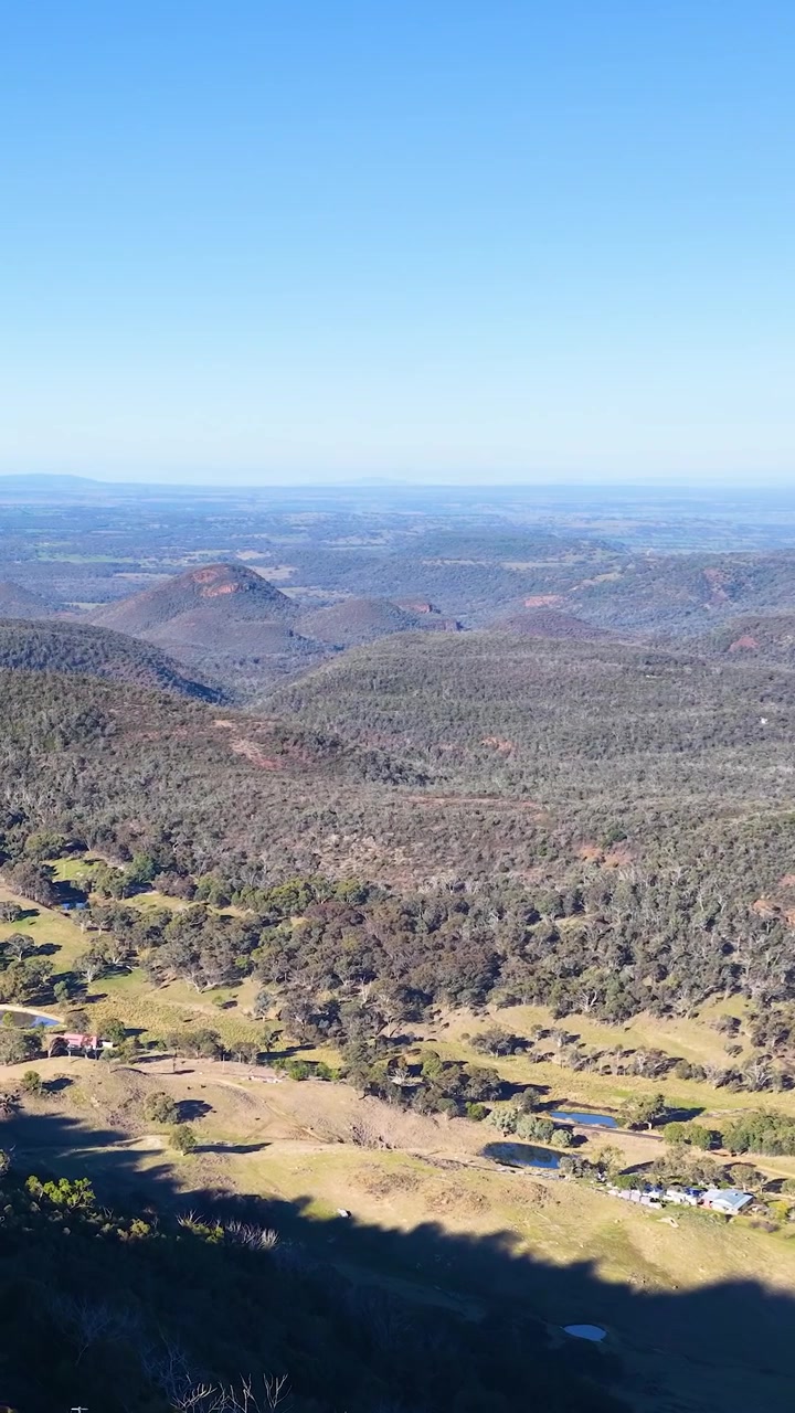 Ampia panoramica attraverso catene montuose vulcaniche e la natura selvaggia dell'outback nel Parco Nazionale Warrumbungle, Australia
