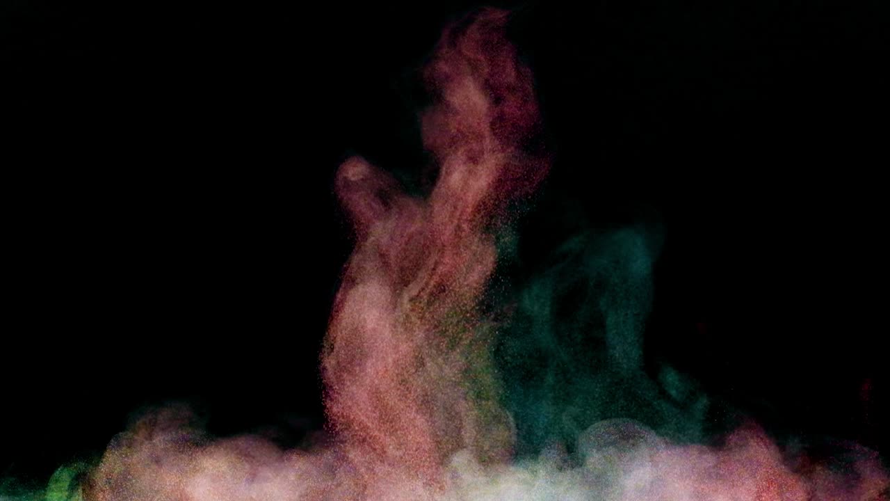 El humo colorido después de la explosión. Cámara lenta.