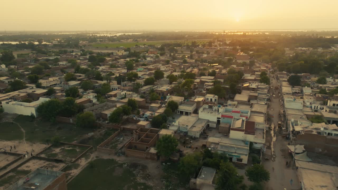 Vista de dron del pueblo de Jalalpur Pirwala al atardecer mostrando las áreas afectadas por las inundaciones en Punjab, Pakistán