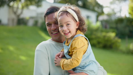 papá, bebé y retrato de niña con sonrisa