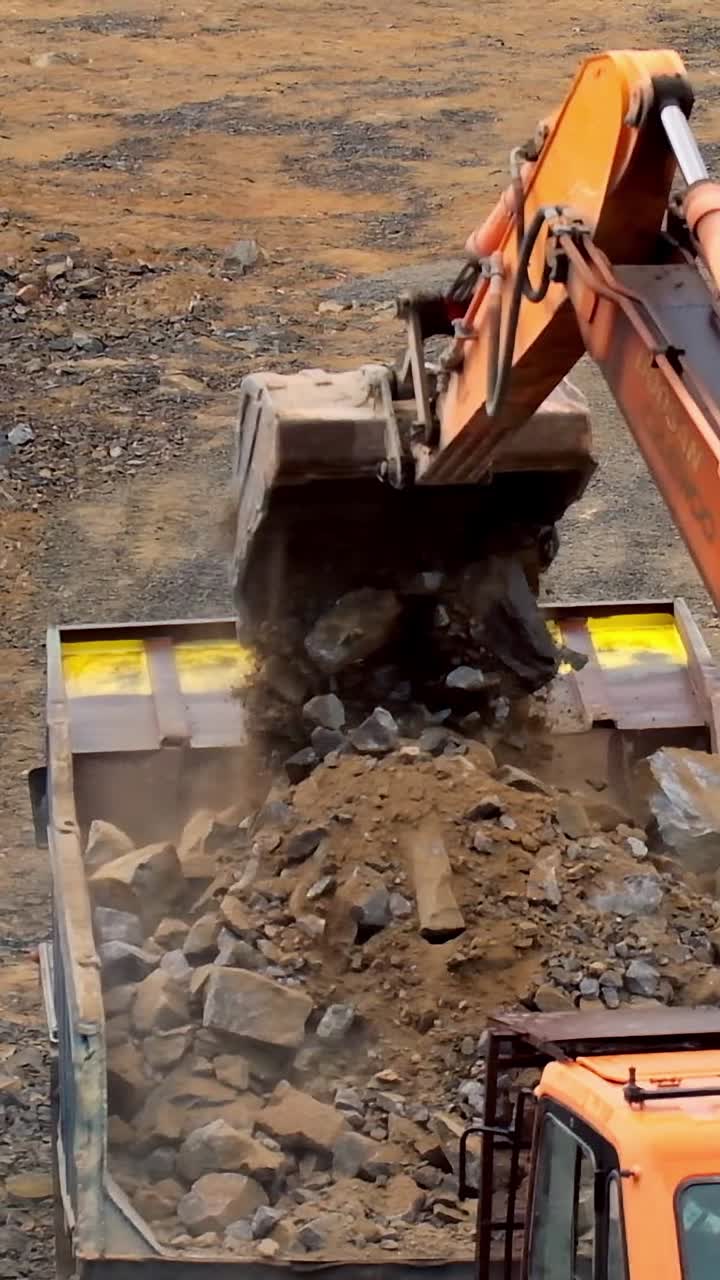 Máquinas mineras en funcionamiento. Minería de cantera con maquinaria industrial pesada.