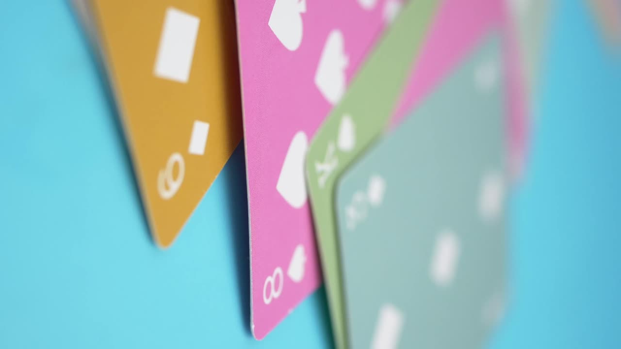 Primo piano di carte da gioco colorate