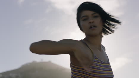 Mujer-Bailando-Joven-Bailarina-Callejera-Hispana-En-La-Ciudad-Realizando-Movimientos-Contemporáneos-Disfrutando-Del-Baile-Urbano-De-Estilo-Libre-Al-Atardecer-De-Cerca