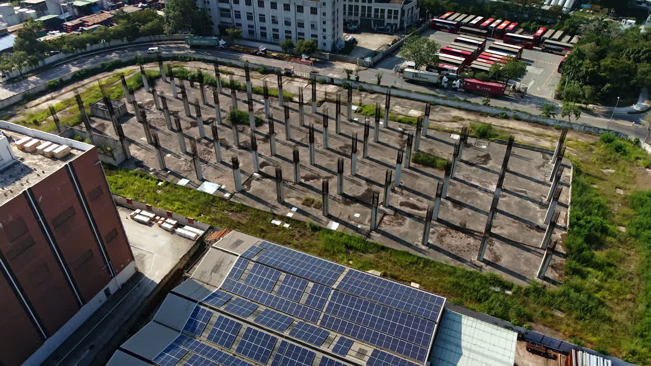 sitio de construcción abandonado con pilares de hormigón armado desnudos, yuen largo