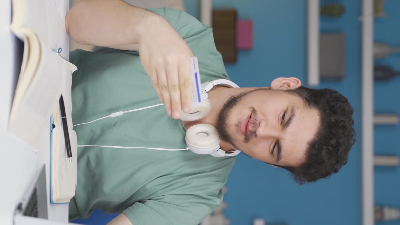 video vertical de un estudiante haciendo compras de comercio electrónico.