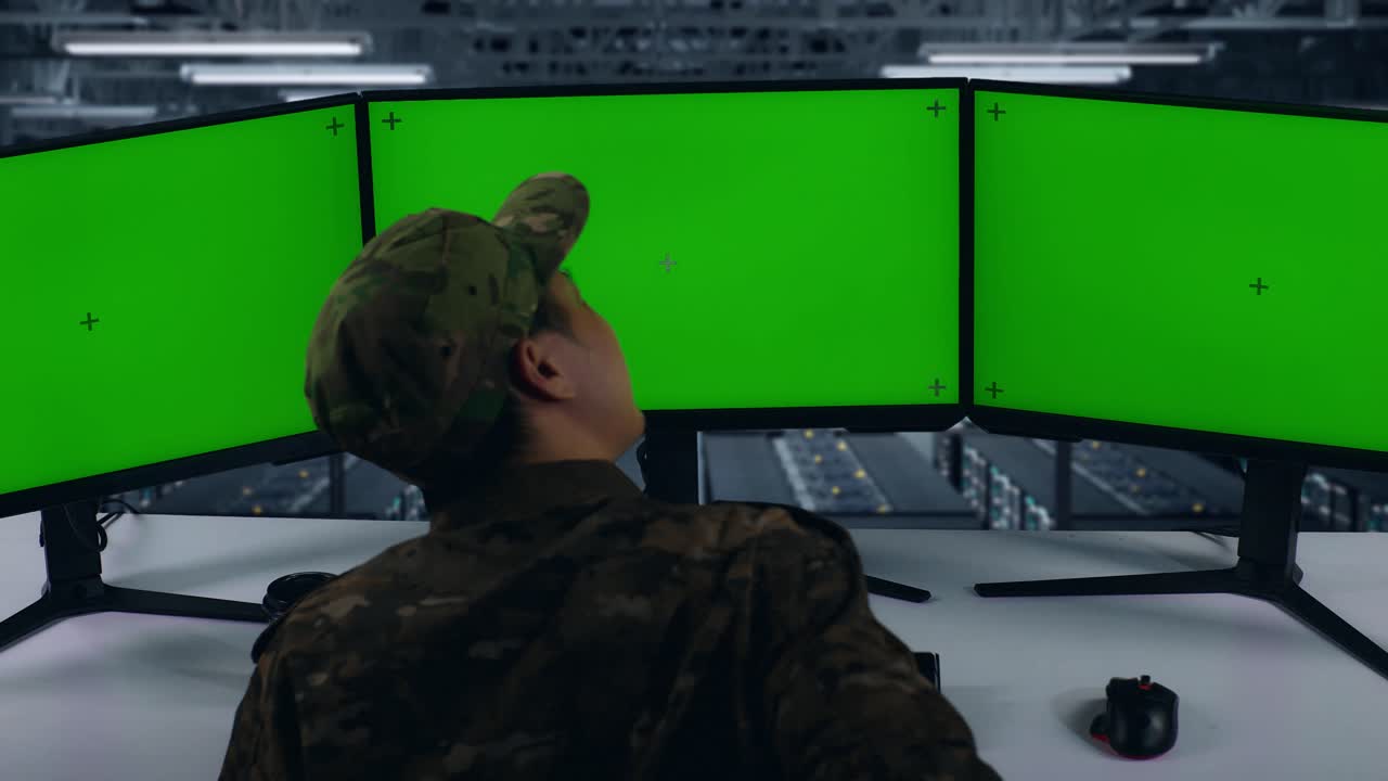 vista trasera de militares asiáticos con dolor de espalda mientras trabajan con monitores simulados de múltiples computadoras en el centro de datos