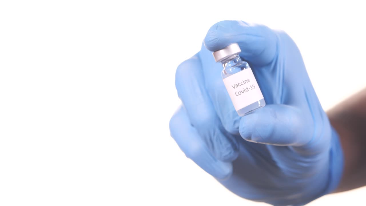 mano con un vial de la vacuna contra la covid-19