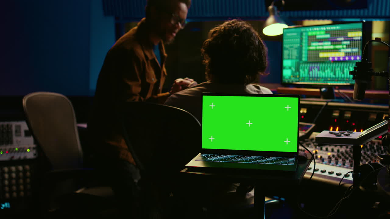 team di artisti e produttori musicali lavorano con la visualizzazione di mockup