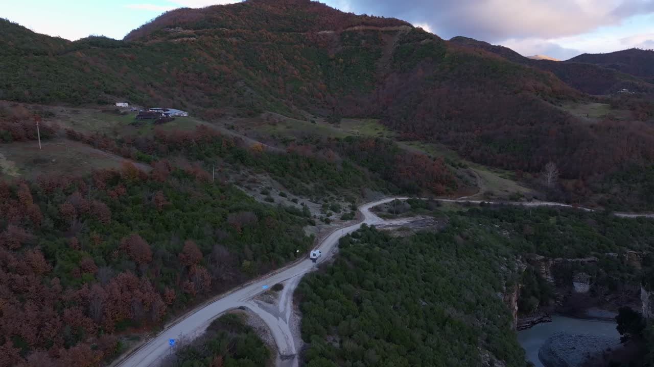 Drönarbild på husbil på bergsväg nära Osumikanjonen, Albanien