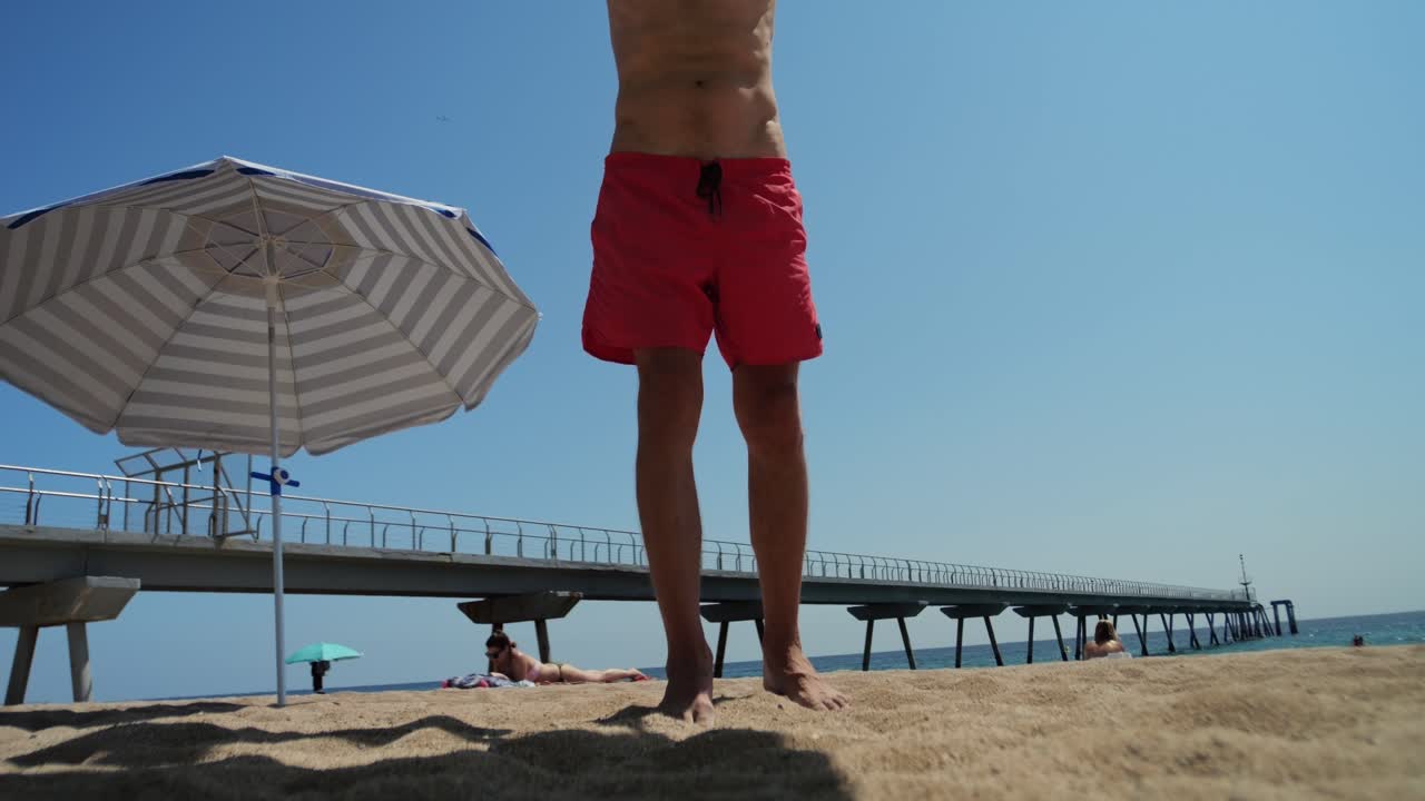 Scena in spiaggia con persone che si rilassano