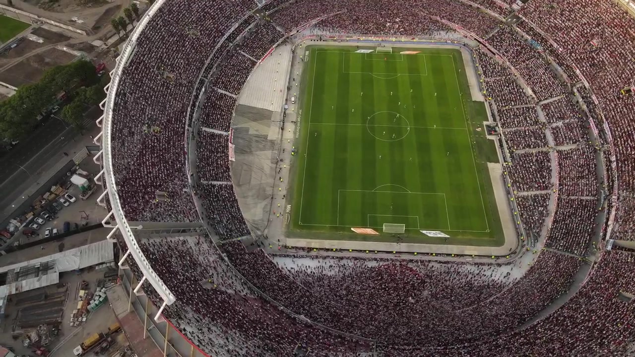 Ripresa aerea dall'alto di uno stadio gremito che guarda la lega professionistica argentina tra River Plate e Arsenal a Buenos Aires.