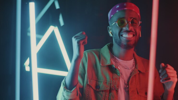 Uomo alla moda che balla sotto luci al neon