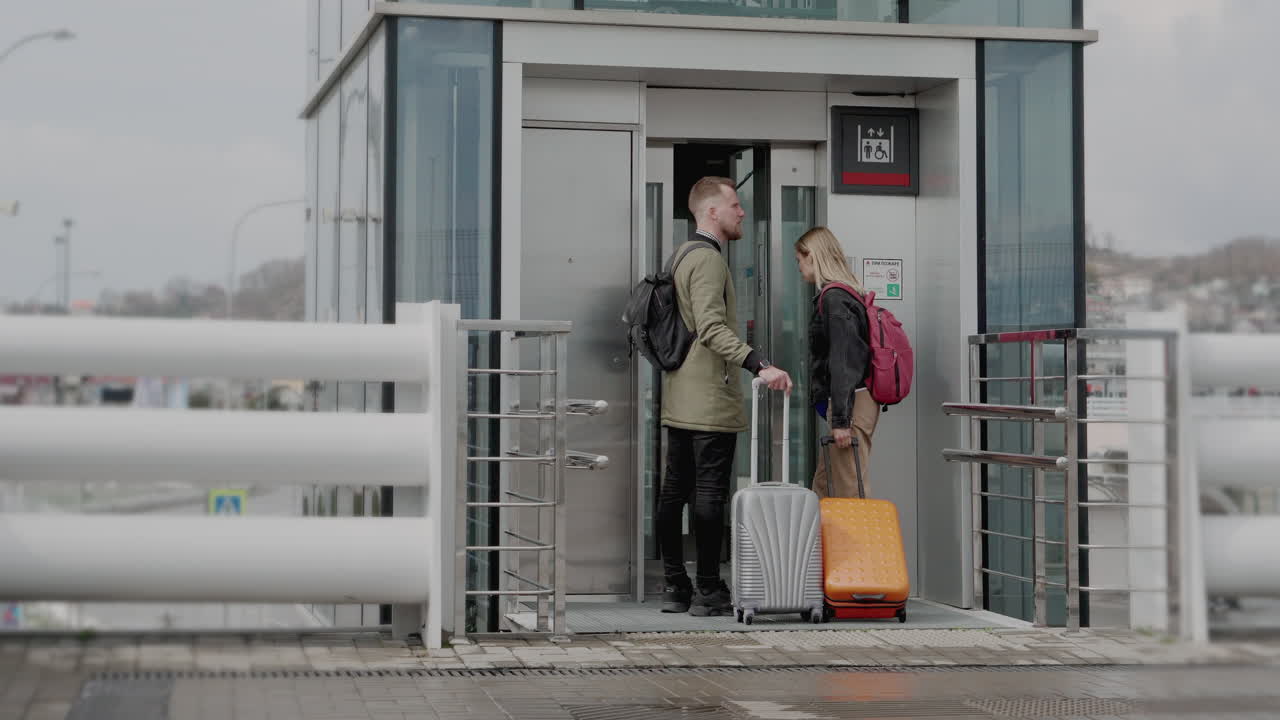 pareja esperando el ascensor en el aeropuerto