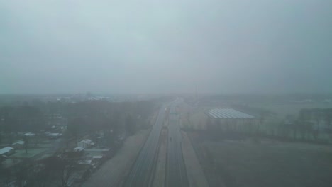 Eine-Luftaufnahme-Der-Interstate-80-Mitten-Im-Winter,-Alles-Von-Dichtem-Nebel-Umgeben