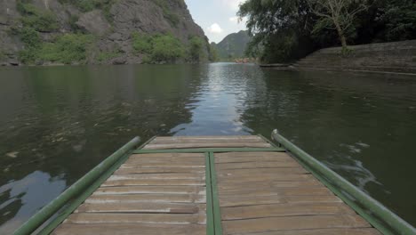 viaje de rafting a lo largo del río entre colinas