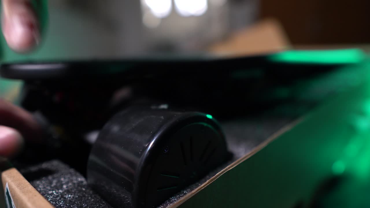 вставить электрический лонгборд в коробку и вытащить из нее.