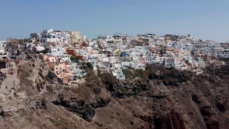 Famoso-Pueblo-De-Oia-Con-Casas-Encaladas-En-Los-Escarpados-Acantilados-De-Santorini,-Grecia