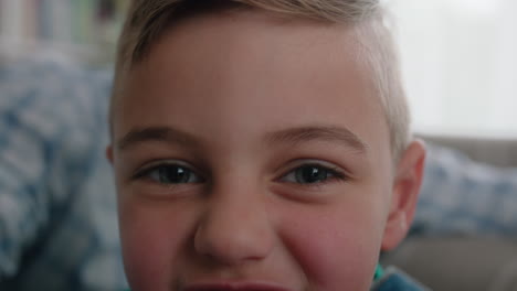 abuelo e hijo chateando por video niño pequeño compartiendo fin de semana de vacaciones con la familia abuelo disfrutando de chatear en la tecnología móvil en casa con el nieto pov 4k