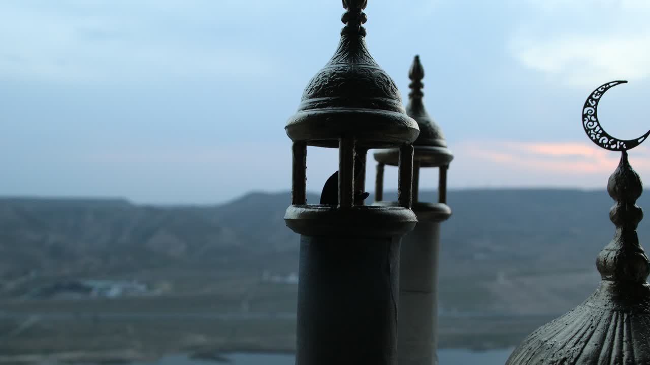 silueta del edificio de la mezquita al atardecer. fondo de ramadán kareem. miniatura realista de la mesquita con silueta de oración. enfoque selectivo