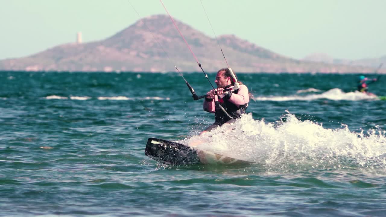 los alcázares, españa, 3 de mayo de 2023: deportista practicando kitesurf en la playa en un día ventoso en las costas españolas