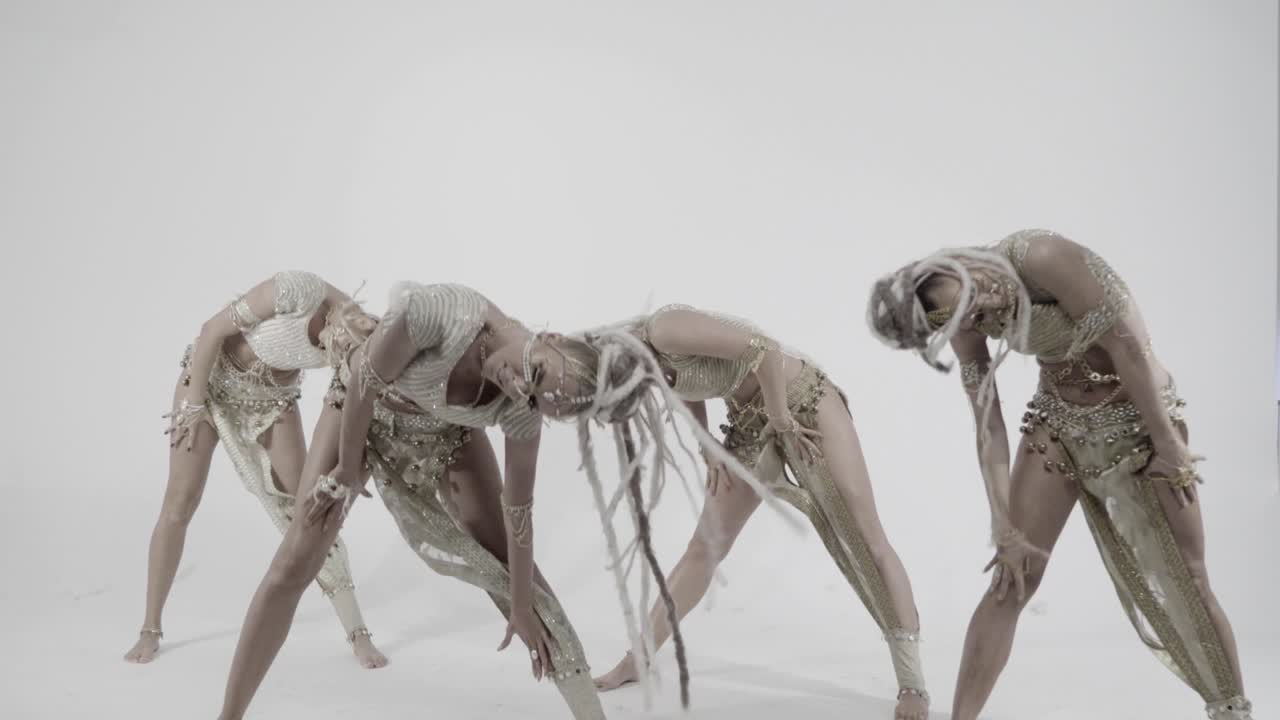 색 배경에 현대적인 화려한 인도 춤