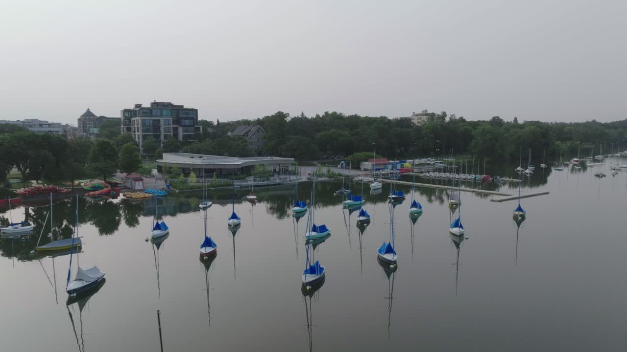 vista panorámica de los veleros atracados en el puerto durante la noche