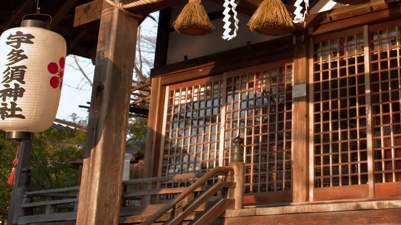 Sanctuaire japonais traditionnel avec lanterne en papier suspendue et architecture en bois