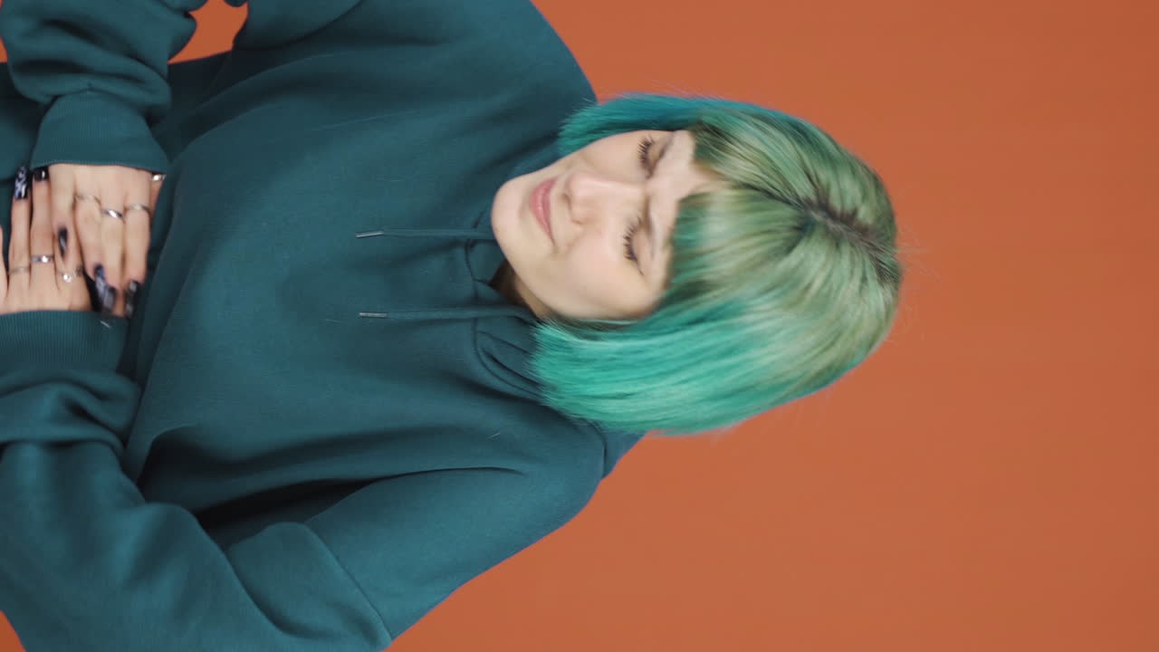 위통을 겪고 있는 젊은 여성의 수직 비디오.