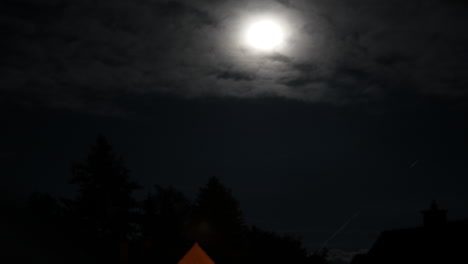 Toma-De-Timelapse-De-La-Luna-Creciente-En-El-Sur-De-Alemania.