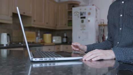hombre elegantemente vestido hablando en una webcam de zoom reunión de equipo de negocios mientras trabaja desde casa