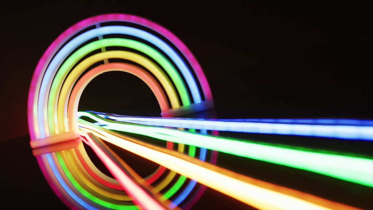 검은색 배경 에 무지개 를 형성 하는 다채로운 네온 조명 의 애니메이션