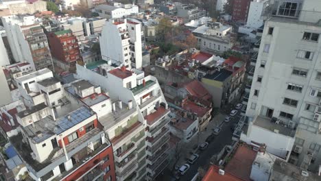 Vista-Aérea-De-Las-Calles-De-Palermo,-Con-Los-Edificios-Mirabilia-Palermo-Hollywood-En-La-Distancia.